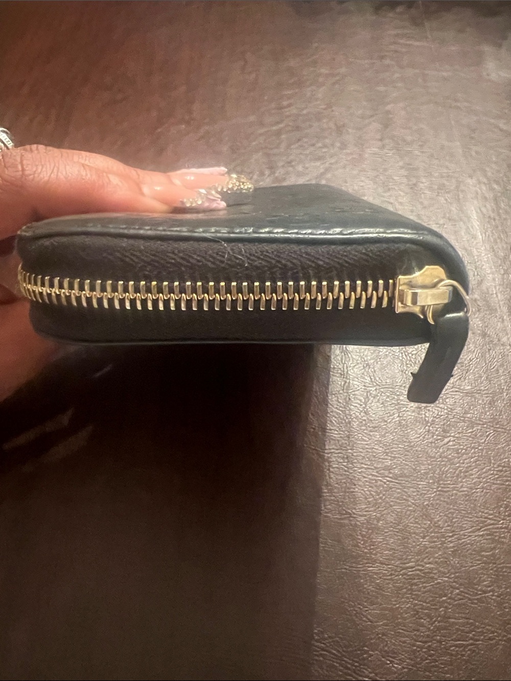 Gucci Black GG-Embossed Leather Zip Wallet with Gold Plaque - Picture 4 of 13